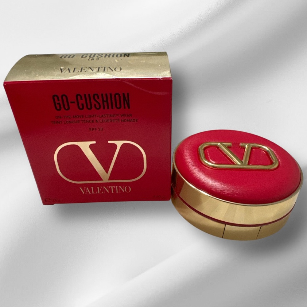 Valentino Go-Cushion On-The-
Move Light-Lasting Wear Foundation
LN3 SPF 23 NIB